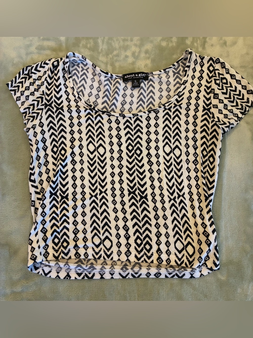 Women’s About a Girl Brand Black & White Geo Print Scoop Neck Top size Small